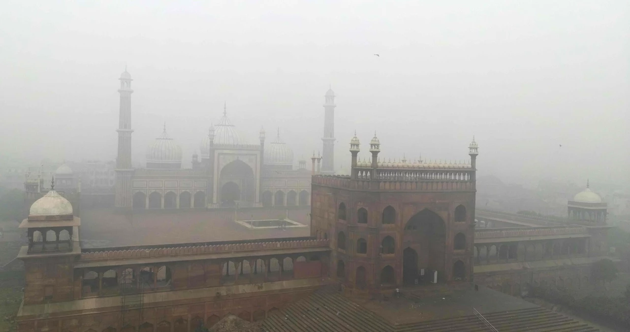 W poniedziałek w New Delhi panował gęsty smog. Stężenie szkodliwych pyłów miejscami 65 razy przekraczało rekomendowany maksymalny limit WHO