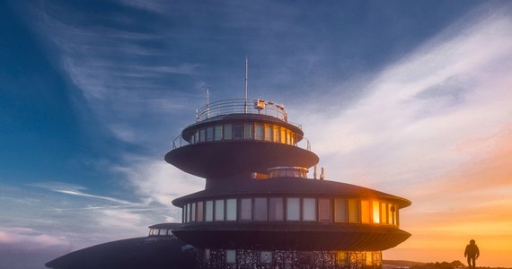 W najbliższych dniach pogoda coraz mocniej będzie nam przypominać o nadchodzącej zimie. Czekają nas pochmurne dni z opadami deszczu, deszczu ze śniegiem i śniegu. Trzeba przygotować się też na silny wiatr. 