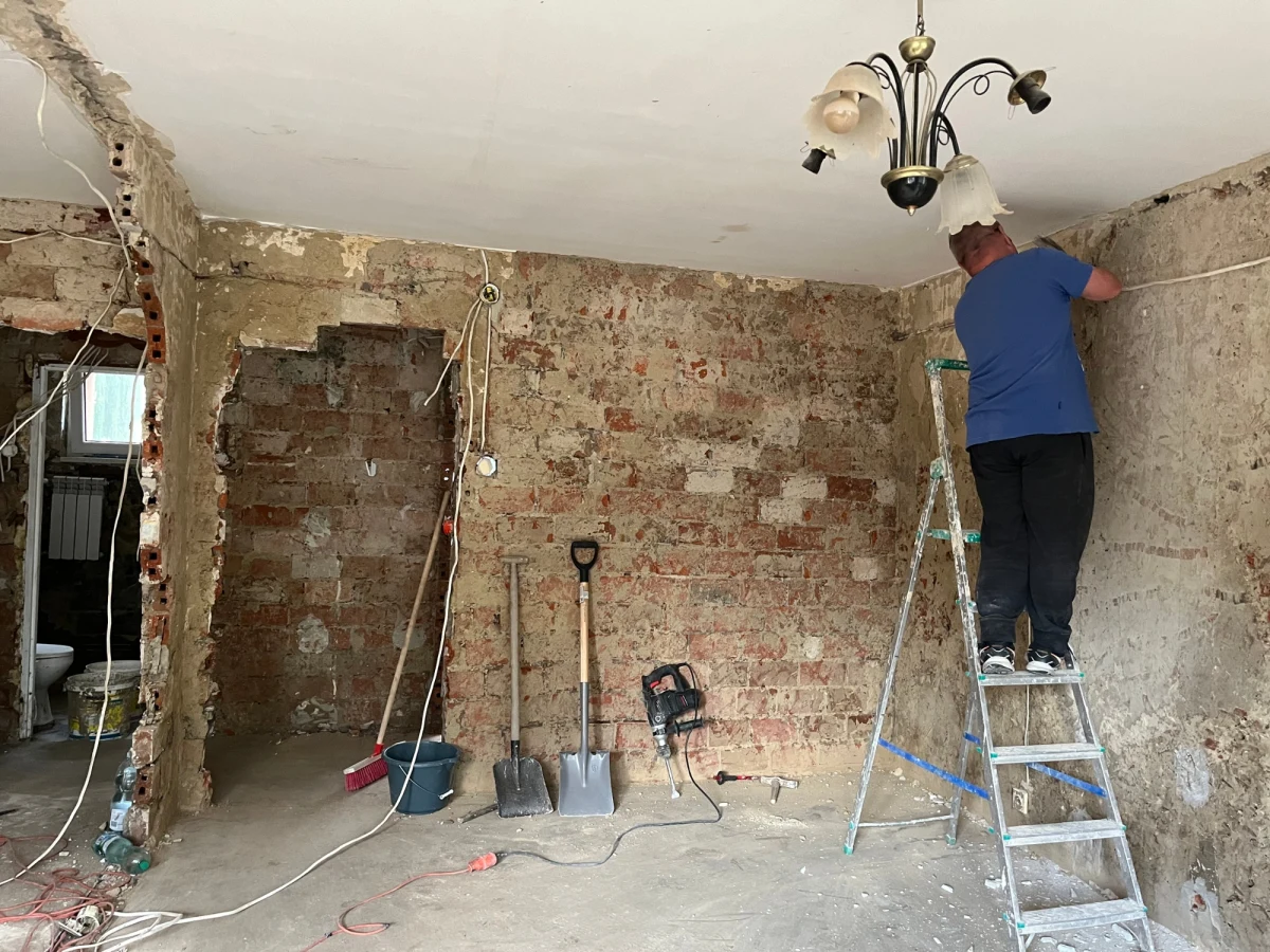 Na konta bankowe mieszkańców Kłodzka w poniedziałek zaczęły spływać pieniądze na remonty i odbudowę domów po powodzi - ustaliła dziennikarka RMF FM Martyna Czerwińska. Na razie to ponad 1 milion 200 tysięcy złotych, ale do rozdania jest ponad 11 milionów złotych. Pracownicy Ośrodka Pomocy Społecznej postanowili zostać w pracy dłużej, aby dzwonić do poszkodowanych z tą dobrą wiadomością i robić przelewy.
