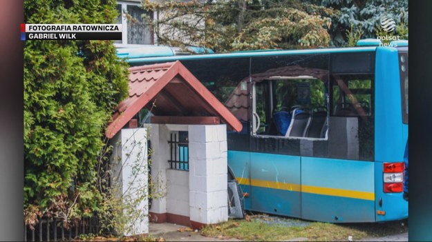 Miejski autobus wbił się w bramę domu. Kierowca po skończonym kursie nie zaciągnął hamulca. Do zdarzenia doszło w małopolskim Balinie. Po drodze staranowanych zostało jeszcze sześć aut. Materiał dla "Wydarzeń" przygotowała Magdalena Hykawy.