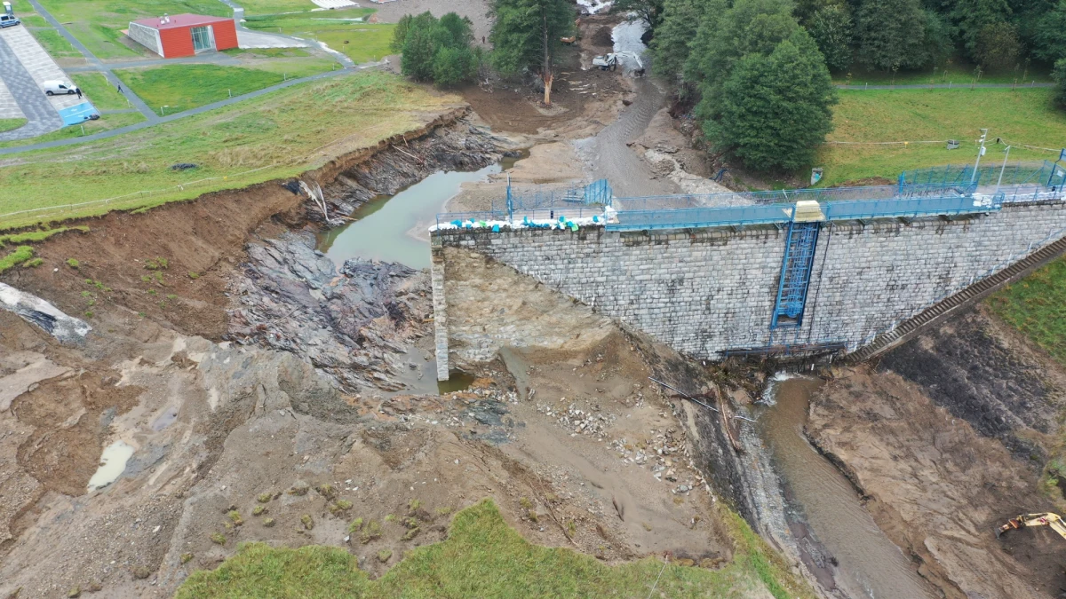 Uszkodzenie tamy w Stroniu Śląskim nastąpiło w miejscu, gdzie wcześniej prowadzono prace ziemne związane z układaniem rur - ustalił Dolnośląski Wojewódzki Inspektor Nadzoru Budowlanego. Urzędnicy nakazali Wodom Polskim zabezpieczenie wyrwy do czasu remontu zapory.