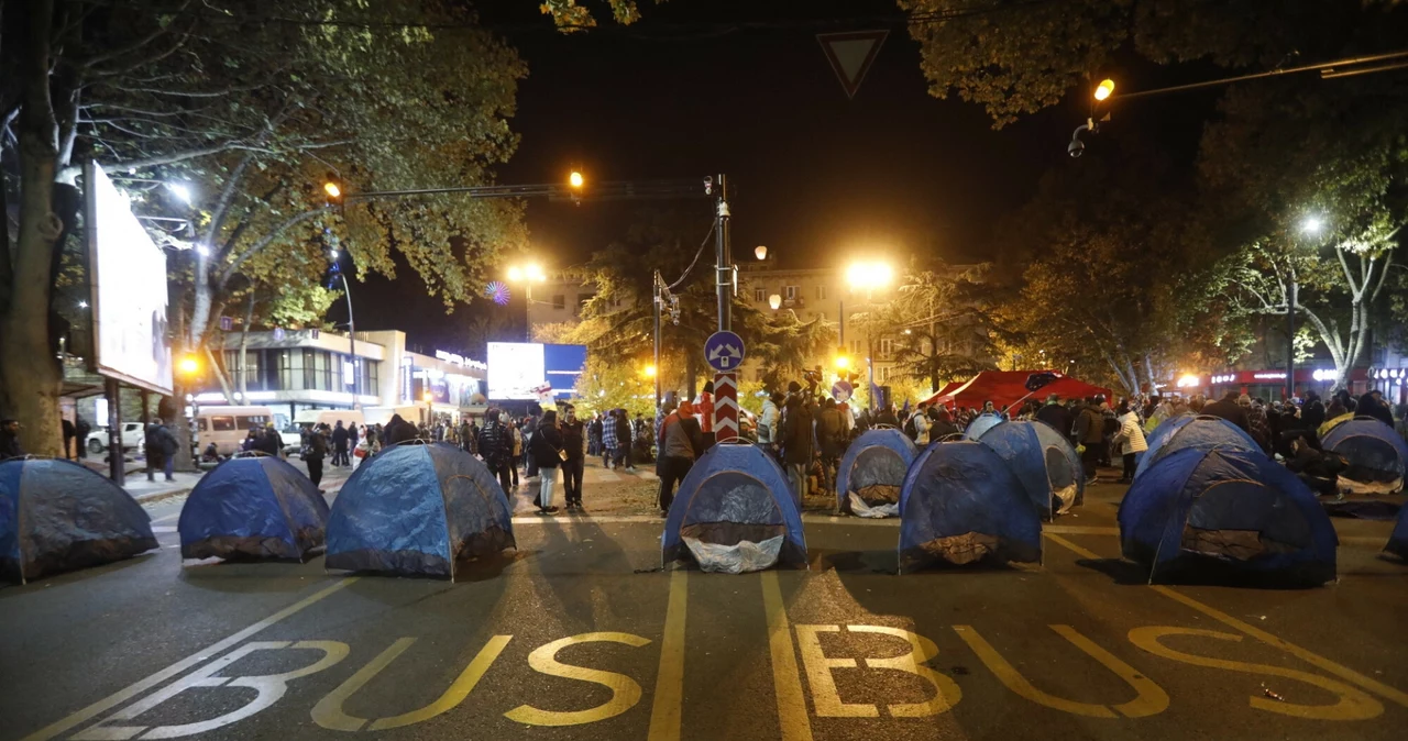 Miasteczko namiotowe w Tbilisi. Trwają protesty po ogłoszeniu wyników wyborów parlamentarnych