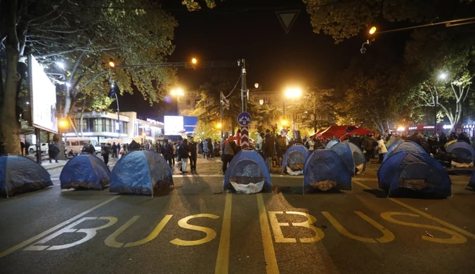 Protesty w Gruzji po wyborach. Politycy opozycji nocują w namiotach