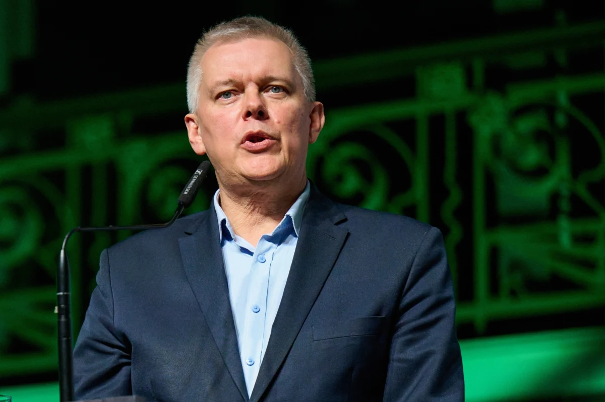 "Tekst ustawy likwidującej Centralne Biuro Antykorupcyjne w najbliższych dwóch, trzech tygodniach przyjmie rząd, ale projekt będzie czekał na zmianę prezydenta" - zapowiedział minister spraw wewnętrznych i administracji Tomasz Siemoniak.