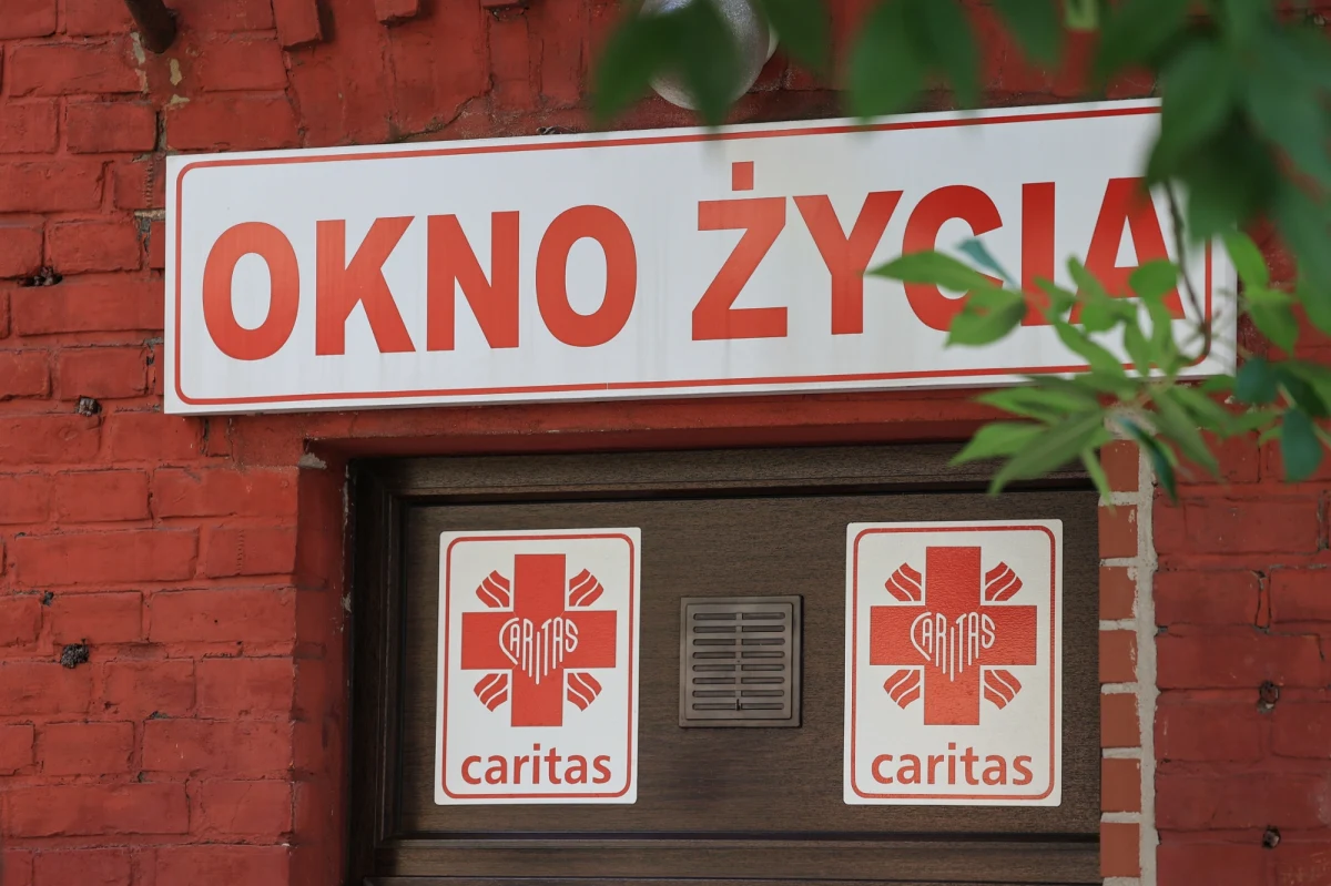 Dwudniowy chłopczyk został dzisiaj zostawiony w oknie życia w Siedlcach na Mazowszu. Dziecko jest zdrowe i obecnie znajduje się na obserwacji w jednym z szpitali. 