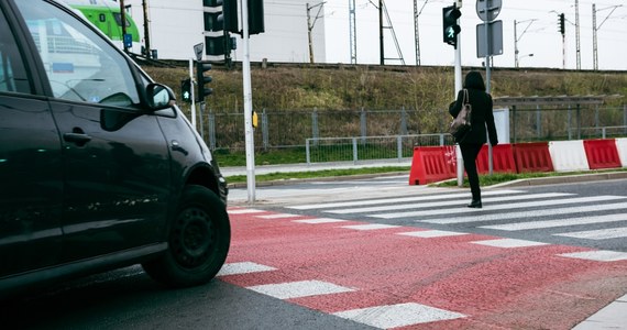 Prokuratura umorzyła prowadzone przez ponad 5 lat śledztwo w sprawie wypadku drogowego z udziałem byłego zastępcy dyrektora Służby Więziennej Artura Dziadosza. Potrącona przez niego na przejściu dla pieszych kobieta zmarła. Biegli ocenili, że do wypadku nie doszło z winy kierowcy.