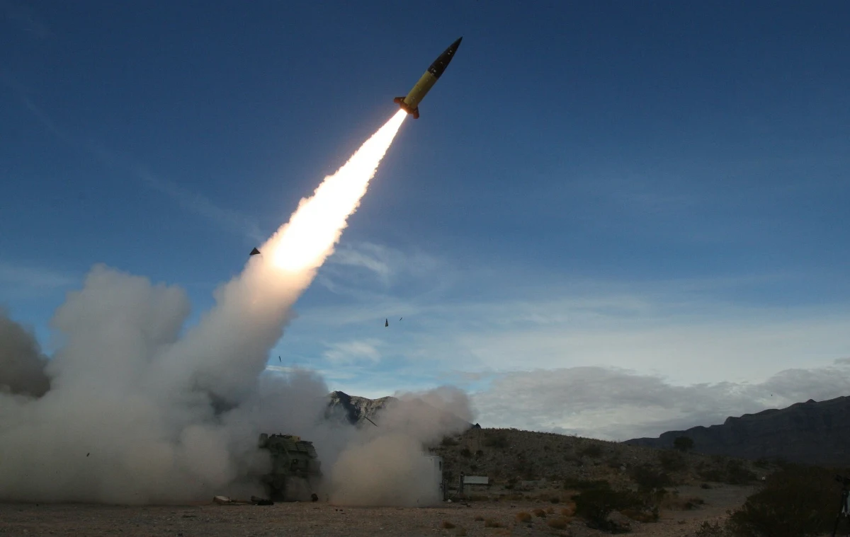 "Nie mam nic nowego do powiedzenia o zmianach w polityce dotyczącej używania przez Ukrainie broni dalekiego zasięgu wewnątrz Rosji" - oświadczył rzecznik Departamentu Stanu Matthew Miller. Dodał jednak, że USA zawsze twierdziły, że będą dostosowywać swoją politykę do sytuacji na polu bitwy.