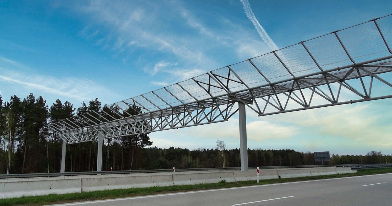 Tajemnicze konstrukcje nad polskimi drogami. Kierowcy zgadują, do czego służą wiadomości,aktualności,Interia Tajemnicze konstrukcje nad polskimi drogami. Kierowcy zgadują, do czego służą