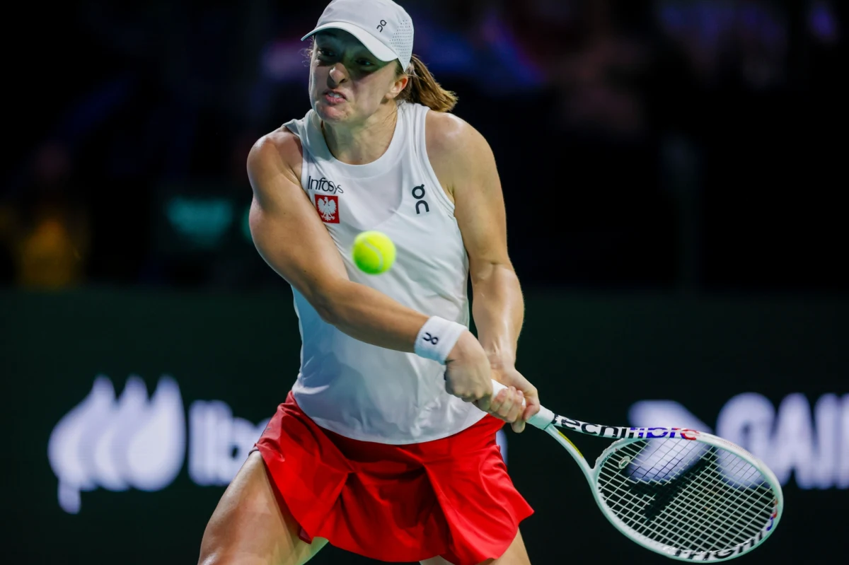 Iga Świątek pokonała Jasmine Paolini 3:6, 6:4, 6:4, dzięki czemu polskie tenisistki remisują z Włoszkami 1:1 w półfinale turnieju finałowego Billie Jean King Cup w Maladze. O awansie zadecyduje rywalizacja par deblowych.