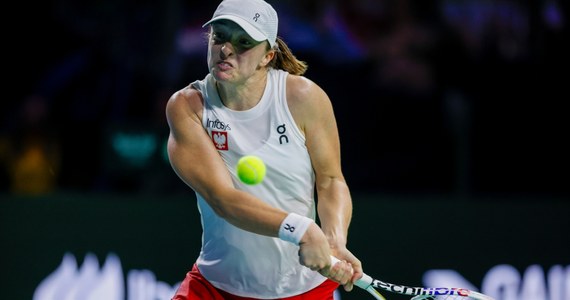 Iga Świątek pokonała Jasmine Paolini 3:6, 6:4, 6:4, dzięki czemu polskie tenisistki remisują z Włoszkami 1:1 w półfinale turnieju finałowego Billie Jean King Cup w Maladze. O awansie zadecyduje rywalizacja par deblowych.