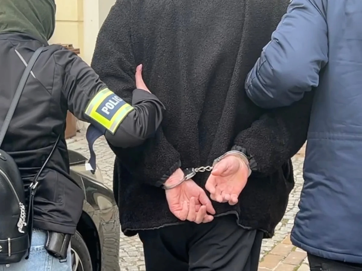 Ponad 30 kilogramów amfetaminy, a także ponad dwa tysiące litrów cieczy zawierającej klefedron przejęli stołeczni policjanci. Podczas akcji przeciwko narkotykowemu gangowi w Toruniu i Włocławku zatrzymali dwie osoby.