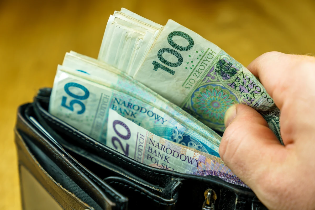 Jeszcze na tym posiedzeniu Sejmu posłowie KO złożą projekt ustawy, wprowadzający obowiązek podania widełek płacowych w ogłoszeniu o pracę - dowiedział się dziennikarz RMF FM Kacper Wróblewski. To projekt poselski, jednak zmiany w niedalekiej przyszłości wymusza jedna z unijnych dyrektyw. 