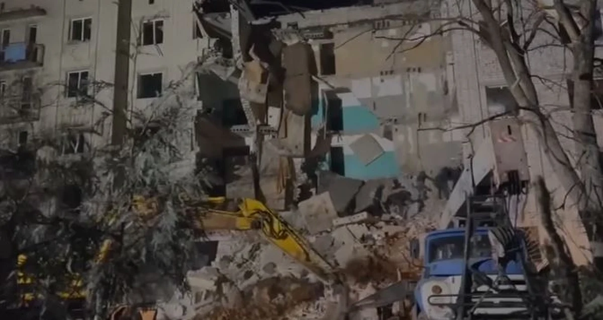 7 osób zginęło w wyniku rosyjskiego ataku na akademik w Głuchowie w obwodzie sumskim - przekazał prezydent Ukrainy Wołodmyr Zełenski. Kilkanaście osób - w tym dwoje dzieci - jest rannych. 