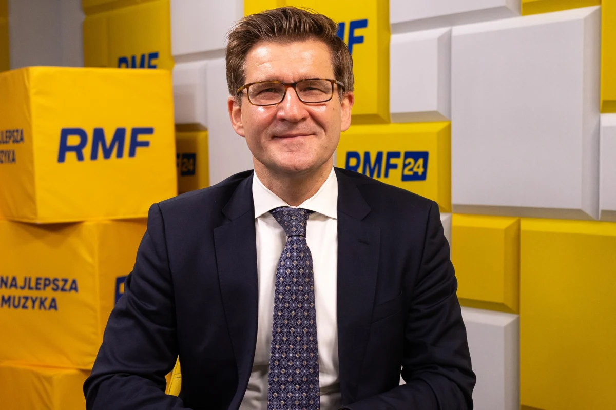 "To nie są potężne straty dla gospodarki, bo i tak w Wigilię nikt poważnie nie pracował. Choć uważam, że to dobry pomysł, by zastąpić wolny dzień wigilijny innym dniem w ciągu roku, który mniej wykorzystujemy" - mówił w Porannej rozmowie w RMF FM ekonomista dr hab. Marcin Piątkowski pytany o pomysł wprowadzenia wolnej Wigilii.