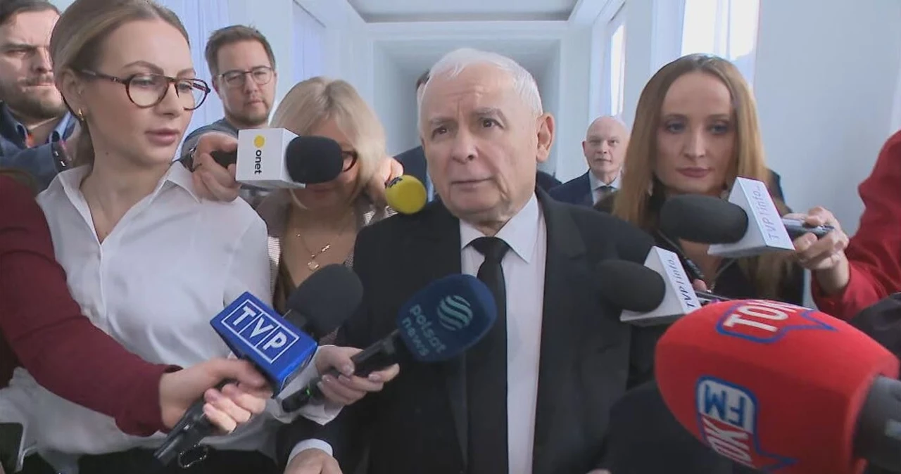 Jarosław Kaczyński otoczony dziennikarzami komentuje sprawę decyzji PKW