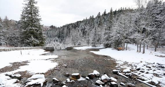 W Tatrach i na Podhalu przybywa śniegu. Na szczytach silny wiatr tworzy śnieżne zamiecie. Tatrzański Park Narodowy odradza wyjść w wyższe partie. W Zakopanem rano leżało kilka cm śniegu.