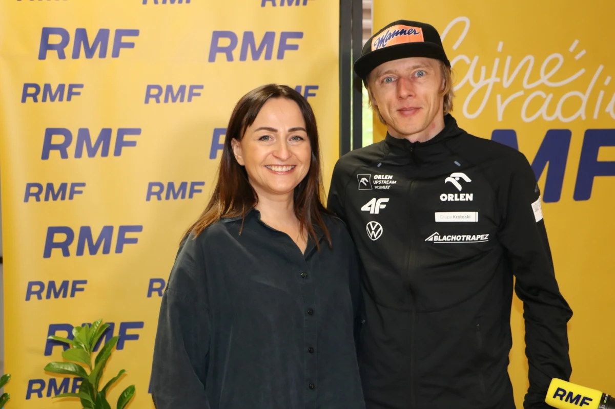 „Skoczkowie i ich odskocznie” to najnowszy cykl w RMF FM i Radiu RMF24. Poznajemy w nim bliżej zawodników, których podziwiamy i którym kibicujemy. Bohaterem pierwszego odcinka jest Dawid Kubacki. Magdalenie Wojtoń opowiedział o rodzinnym życiu po szczęśliwym powrocie do zdrowia jego żony. Rozmawiali też o nienawiści do cebuli, koszmarach sennych, w których musi skakać na skoczni w niezapiętym sprzęcie i ułamkach sekund podczas lotu na nartach, kiedy czuje totalny spokój. 