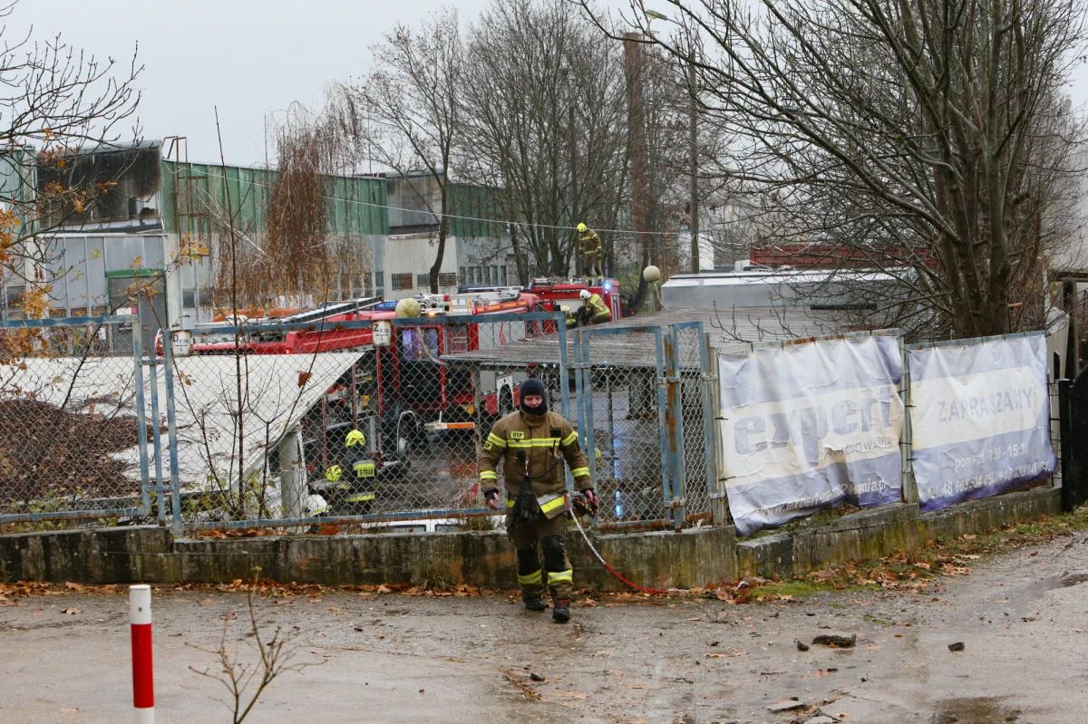 Przy ulicy Zacisze w Zielonej Górze doszło do pożaru warsztatu samochodowego. Na miejscu zjawiło się dziewięć jednostek straży pożarnej. Gaszenie ognia zajmie wiele godzin - podał mł. bryg. Arkadiusz Kaniak, rzecznik lubuskiej straży pożarnej.
