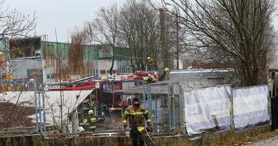 Przy ulicy Zacisze w Zielonej Górze doszło do pożaru warsztatu samochodowego. Na miejscu zjawiło się dziewięć jednostek straży pożarnej. Gaszenie ognia zajmie wiele godzin - podał mł. bryg. Arkadiusz Kaniak, rzecznik lubuskiej straży pożarnej.