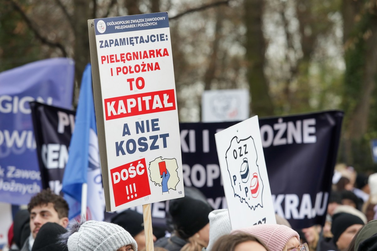 Ponad dwa tysiące pielęgniarek z całej Polski we wtorkowe południe protestowało przed kancelarią premiera w Warszawie. Reporter RMF FM Kacper Wróblewski, który był na miejscu, usłyszał, że powodem protestu jest nie tylko postulat podwyższenia zarobków, ale też poważny problem braków kadrowych. "Jest nas za mało, a nie robi się nic, by zachęcić młodych ludzi do zawodu (…). Kto ma dziś odwagę przyznać się do błędów, które popełniono? Kto ma dziś odwagę stanąć twarzą w twarz z pielęgniarkami i położnymi? Wciąż nasze interesy stają się przedmiotem przykrej gry politycznej" - powiedziała jedna z protestujących. "Jesteśmy przedwyborczą zabawką" - dodała.