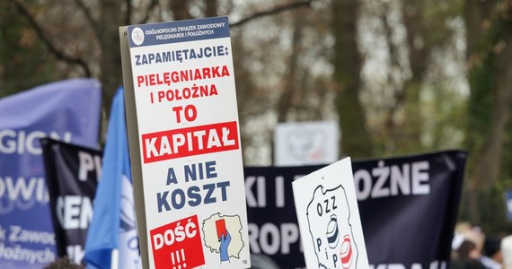 Ponad dwa tysiące pielęgniarek z całej Polski we wtorkowe południe protestowało przed kancelarią premiera w Warszawie. Reporter RMF FM Kacper Wróblewski, który był na miejscu, usłyszał, że powodem protestu jest nie tylko postulat podwyższenia zarobków, ale też poważny problem braków kadrowych. "Jest nas za mało, a nie robi się nic, by zachęcić młodych ludzi do zawodu (…). Kto ma dziś odwagę przyznać się do błędów, które popełniono? Kto ma dziś odwagę stanąć twarzą w twarz z pielęgniarkami i położnymi? Wciąż nasze interesy stają się przedmiotem przykrej gry politycznej" - powiedziała jedna z protestujących. "Jesteśmy przedwyborczą zabawką" - dodała.