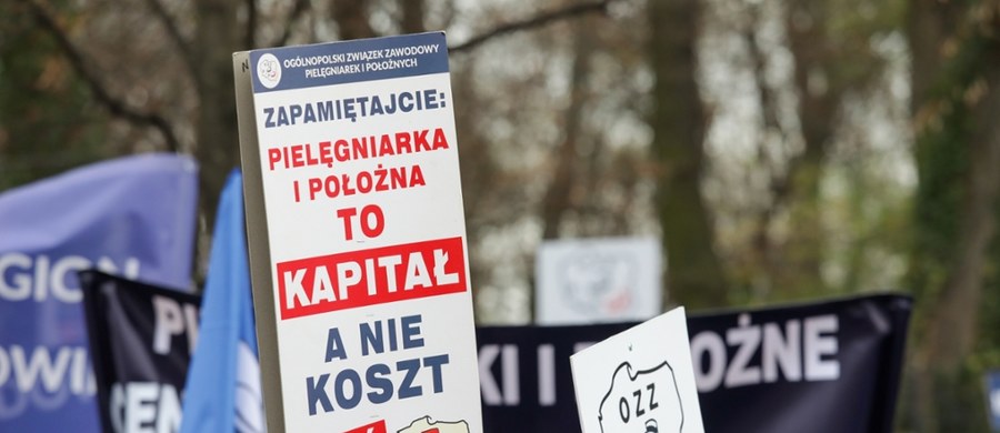 Ponad dwa tysiące pielęgniarek z całej Polski we wtorkowe południe protestowało przed kancelarią premiera w Warszawie. Reporter RMF FM Kacper Wróblewski, który był na miejscu, usłyszał, że powodem protestu jest nie tylko postulat podwyższenia zarobków, ale też poważny problem braków kadrowych. "Jest nas za mało, a nie robi się nic, by zachęcić młodych ludzi do zawodu (…). Kto ma dziś odwagę przyznać się do błędów, które popełniono? Kto ma dziś odwagę stanąć twarzą w twarz z pielęgniarkami i położnymi? Wciąż nasze interesy stają się przedmiotem przykrej gry politycznej" - powiedziała jedna z protestujących. "Jesteśmy przedwyborczą zabawką" - dodała.