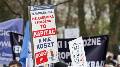 Pielęgniarki i położne kontra rząd. Protest w Warszawie