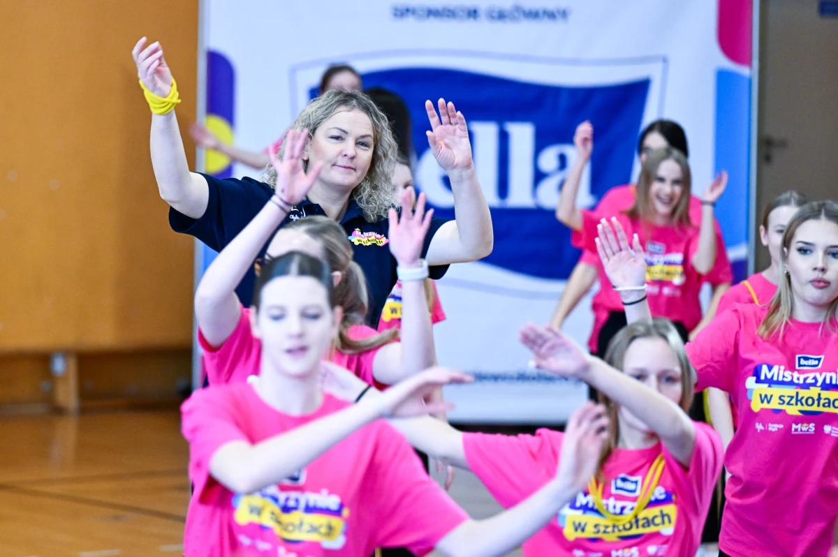 Czterysta dziewcząt i pięć wyjątkowych mistrzyń sportu! Wtorek był z pewnością wyjątkowy dla dużej grupy uczennic z Rypina i okolic, które wzięły udział w akcji "Mistrzynie w Szkołach". "To projekt, który porusza tematy nie tylko aktywności fizycznej, ale też tematy społeczne. Ze mną są cudowne mistrzynie, każda z nas jest inna i każda z nas ma swoją historię do opowiedzenia" - mówi jedyna polska mistrzyni olimpijska w pływaniu Otylia Jędrzejczak, organizatorka zajęć.