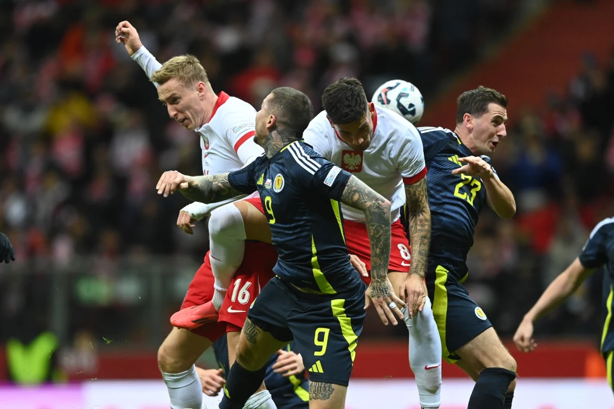 W eliminacjach do mistrzostw świata Polska będzie losowana z drugiego koszyka do pięciozespołowej grupy, pierwszy mecz zagra już w marcu - to najbardziej prawdopodobny scenariusz po wczorajszych rozstrzygnięciach w Lidze Narodów. Polscy piłkarze rywali poznają 13 grudnia, choć niekoniecznie wszystkich. Polska, zajmując ostatnie miejsce w swojej grupie LN, zapewniła sobie jednocześnie uniknięcie w eliminacjach do mundialu jednej z czterech najlepszych drużyn Ligi Narodów.  