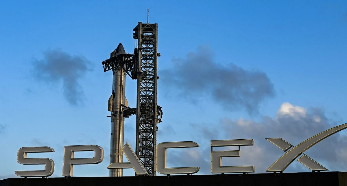 SpaceX wykonał szóstą próbę startu Starship. Start oglądał osobiście prezydent elekt USA Donald Trump. Nieco ponad miesiąc po udanym teście numer 5, podczas którego za pierwszą próbą Super Heavy powrócił na miejsce startu i został przechwycony przez ramiona wieży startowej, firma zamierza sprawdzić kolejne ulepszenia rakiety i pojazdu, które mają pomóc w pracach nad budową systemu wielokrotnego użytku. Tym razem się nie udało.