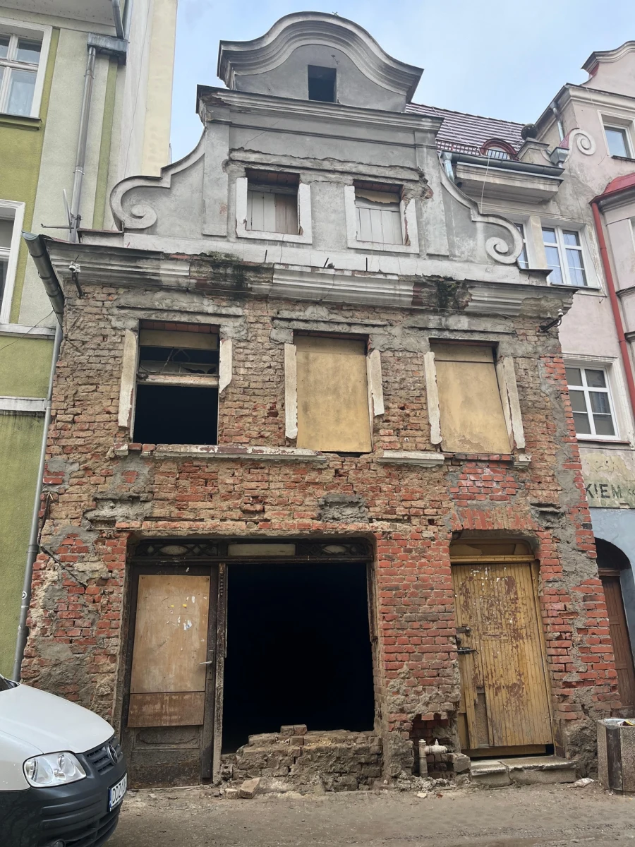 Do Kłodzka w końcu dotarły pieniądze dla najbardziej poszkodowanych podczas powodzi mieszkańców. To świadczenie do 200 tys. złotych na remont lub odbudowę domu. Wnioski zostały złożone już dawno, ale utknęły w urzędniczej machinie. Dopiero po interwencji naszych dziennikarzy trafiły na konto gminy i zaczęły się wypłaty.