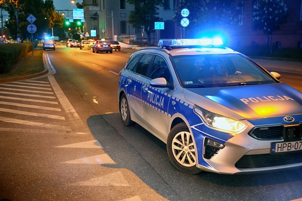 Kierowca, który potrącił pieszego na pasach na ulicy Mokotowskiej w Warszawie usłyszał zarzuty narażenia utraty życia i nieudzielenia pomocy. Jak się okazuje, zatrzymany to 41-letni pirat drogowy i recydywista.