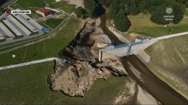 Wiadomo dlaczego runęła tama w Stroniu Śląskim. Jest raport z katastrofy, a w nim jasne wskazanie winnych. To firma, która na zlecenie Wód Polskich prowadziła prace ziemne w koronie zapory. Niepotrzebnie i wadliwie. Tymczasem powodzianie wciąż czekają na pomoc finansową. Materiał dla "Wydarzeń" przygotowała Kamila Lewandowska.