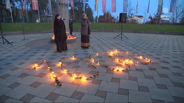 Tysiąc dni wojny, a wśród nich takie, których nigdy nie da się zapomnieć. Jak tego, gdy dowiedzieliśmy się o dramacie Buczy. Gdy jej mieszkańcy byli bestialsko mordowani przez rosyjskich oprawców. W tym ważnym dniu pod Kijowem była Adrianna Borowicz, która opowiedziała o tym, jak ukraińskie miejscowości podnoszą się po okupacji. 