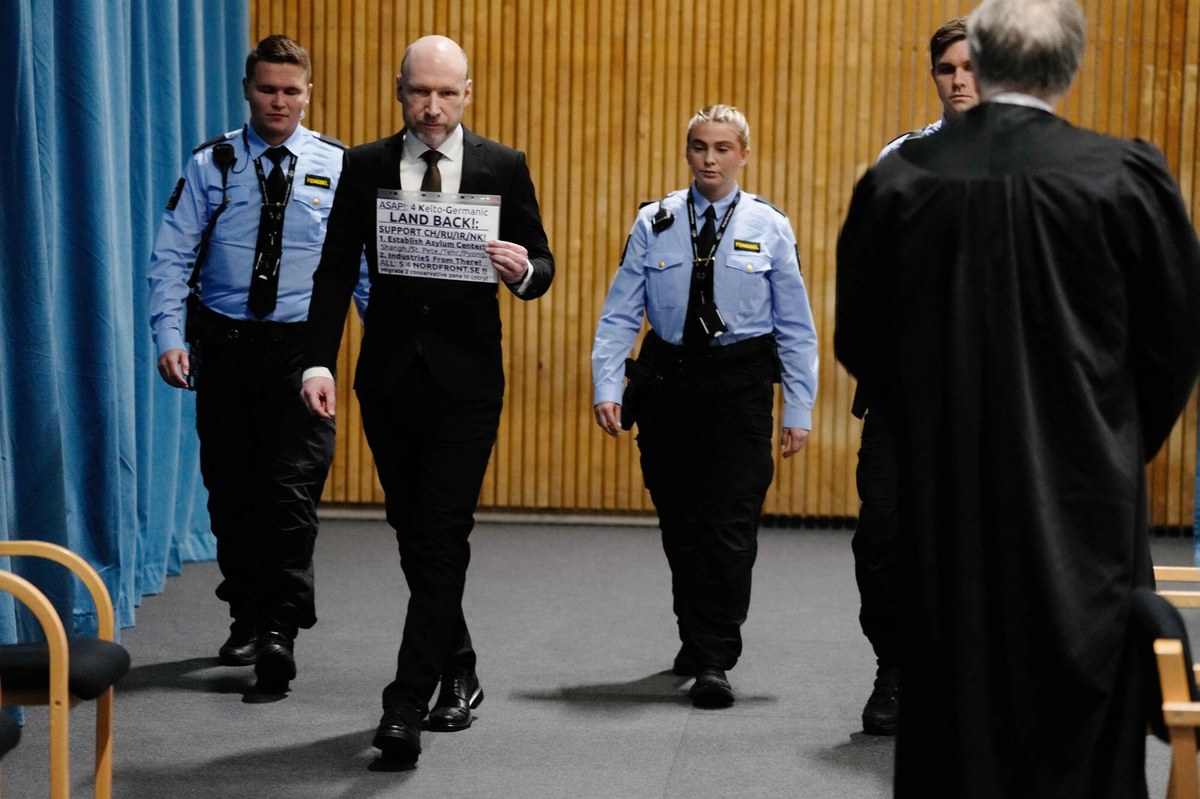 Anders Behring Breivik skazany za masowe morderstwo 77 osób w Norwegii ponownie poprosił sąd o przedterminowe zwolnienie, tłumacząc, że jego czyn "był konieczny". Breivik zjawił się w sądzie z wystrzyżoną na głowie literą "Z" - symbolem rosyjskiej inwazji na Ukrainę oraz z manifestem poparcia dla Rosji, Iranu, Chin i Korei Północnej.