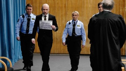 Breivik w sądzie z "Z" na głowie i manifestem poparcia dla Rosji, Chin, Iranu i KRLD