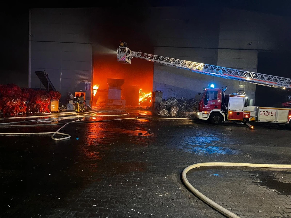 Policja będzie wyjaśniać przyczyny nocnego pożaru w Czechowicach-Dziedzicach w Śląskiem. Ogień pojawił się tam w hali zakładu, gdzie przetwarzane są odpady. Pożar został opanowany. Nie ma informacji o ewentualnych poszkodowanych.