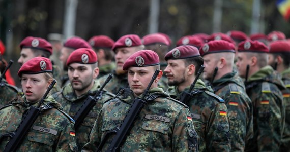 "Frankfurter Allgemeine Zeitung" informuje, że w Niemczech rozpoczęły się przygotowania na wypadek wojny. Gdyby na wschodniej flance NATO zawrzało, RFN stałoby się głównym węzłem dla dziesiątek lub setek tysięcy żołnierzy, których trzeba transportować na wschód razem ze sprzętem, żywnością i lekarstwami. W całym kraju dowództwa regionalne przygotowują spotkania instruktarzowe.