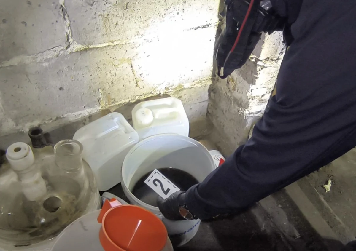 Otwoccy policjanci w tym roku zlikwidowali już trzecie laboratorium produkujące "białą śmierć". Mundurowi zatrzymali 48-latka podejrzanego o prowadzenie pojazdu pod wpływem środków odurzających i posiadanie oraz wytwarzanie znacznych ilości środków odurzających. Na wniosek Prokuratury Rejonowej w Otwocku mężczyzna trafił na trzy miesiące do aresztu. Grozi mu kara do 20 lat pozbawienia wolności.