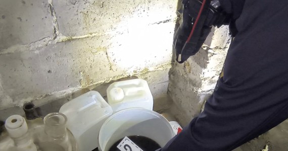 Otwoccy policjanci w tym roku zlikwidowali już trzecie laboratorium produkujące "białą śmierć". Mundurowi zatrzymali 48-latka podejrzanego o prowadzenie pojazdu pod wpływem środków odurzających i posiadanie oraz wytwarzanie znacznych ilości środków odurzających. Na wniosek Prokuratury Rejonowej w Otwocku mężczyzna trafił na trzy miesiące do aresztu. Grozi mu kara do 20 lat pozbawienia wolności.