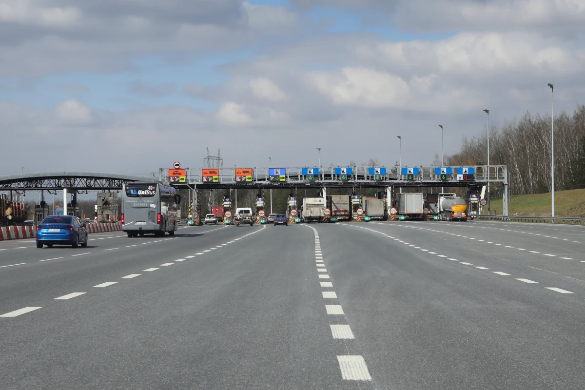 3 lata więzienia grożą mężczyźnie, który po kłótni z partnerką kazał jej oraz jej 6-letniej córce wysiąść z auta na autostradzie A4. Sam natomiast odjechał z 5-miesięcznym dzieckiem. Okazało się, że 38-letni obywatel Czech miał ponad promil alkoholu w organizmie. Kobietę z dziewczynką znaleziono w rejonie bramek. 
