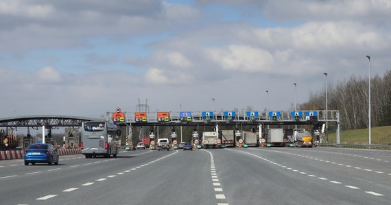 3 lata więzienia grożą mężczyźnie, który po kłótni z partnerką kazał jej oraz jej 6-letniej córce wysiąść z auta na autostradzie A4. Sam natomiast odjechał z 5-miesięcznym dzieckiem. Okazało się, że 38-letni obywatel Czech miał ponad promil alkoholu w organizmie. Kobietę z dziewczynką znaleziono w rejonie bramek. 