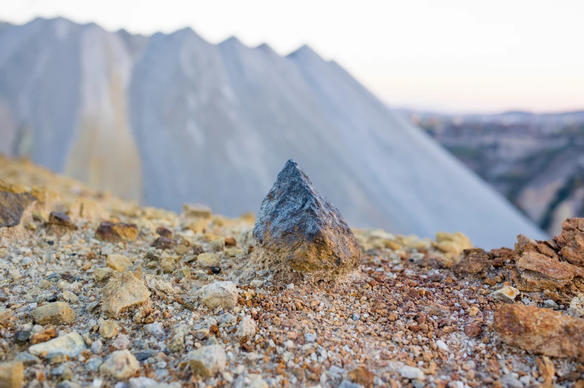 Tłumy obserwowały niesamowite sceny. Na południowym wschodzie Demokratycznej Republiki Konga, w bogatym w minerały regionie Katanga, osunęło się zbocze góry, odsłaniając ukryte pod skałami ogromne pokłady rudy miedzi.