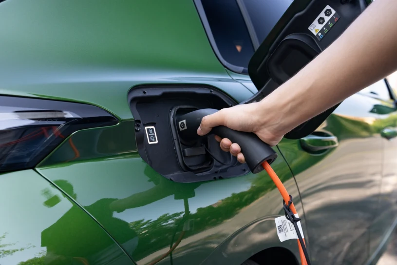 Kto nie ufa elektrykom? Na liście kobiety, seniorzy i mniej wykształceni