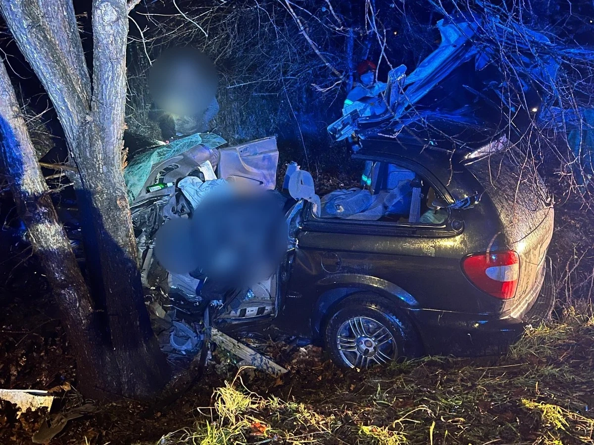 Nie żyje 25-letni kierowca, który na prostym odcinku drogi czołowo uderzył autem w drzewo. Do szpitala trafił natomiast pasażer - jego 19-lat brat, który musiał być wydobyty z auta przez strażaków przy użyciu ciężkiego sprzętu. Do wypadku doszło w środę w Ostródzie.