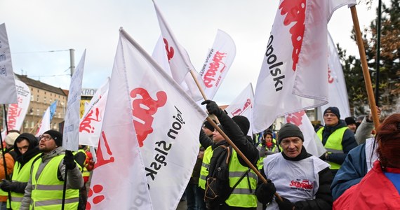 ​Kilkuset związkowców protestowało w środę w Szczecinie przed siedzibą firmy importującej nawozy w Rosji, domagając się zamknięcia granic UE dla nawozów ze Wschodu i zatrzymania redukcji zatrudnienia w Grupie Azoty Zakładach Chemicznych Police.