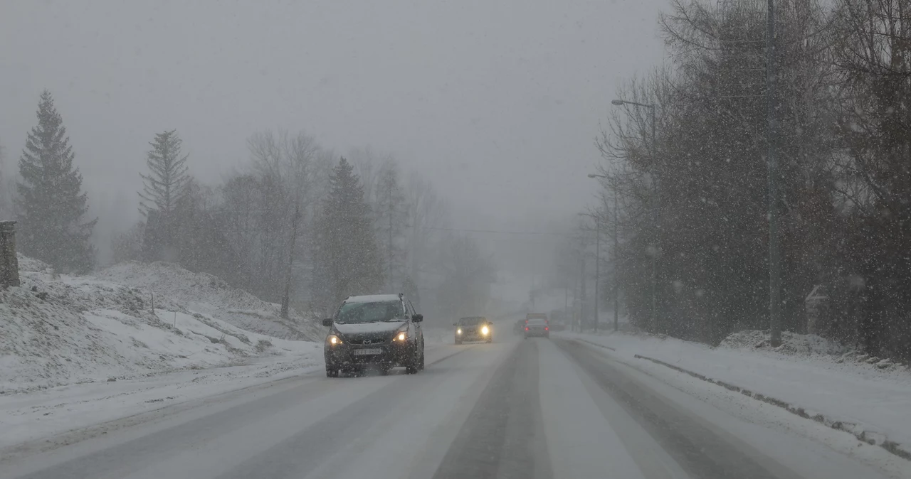 Śnieg i silny wiatr rządzą w pogodzie na północy i południu kraju. W wielu województwach obowiązują alerty IMGW pierwszego stopnia. Na drogach na południu może być niebezpiecznie. Zdjęcie ilustracyjne