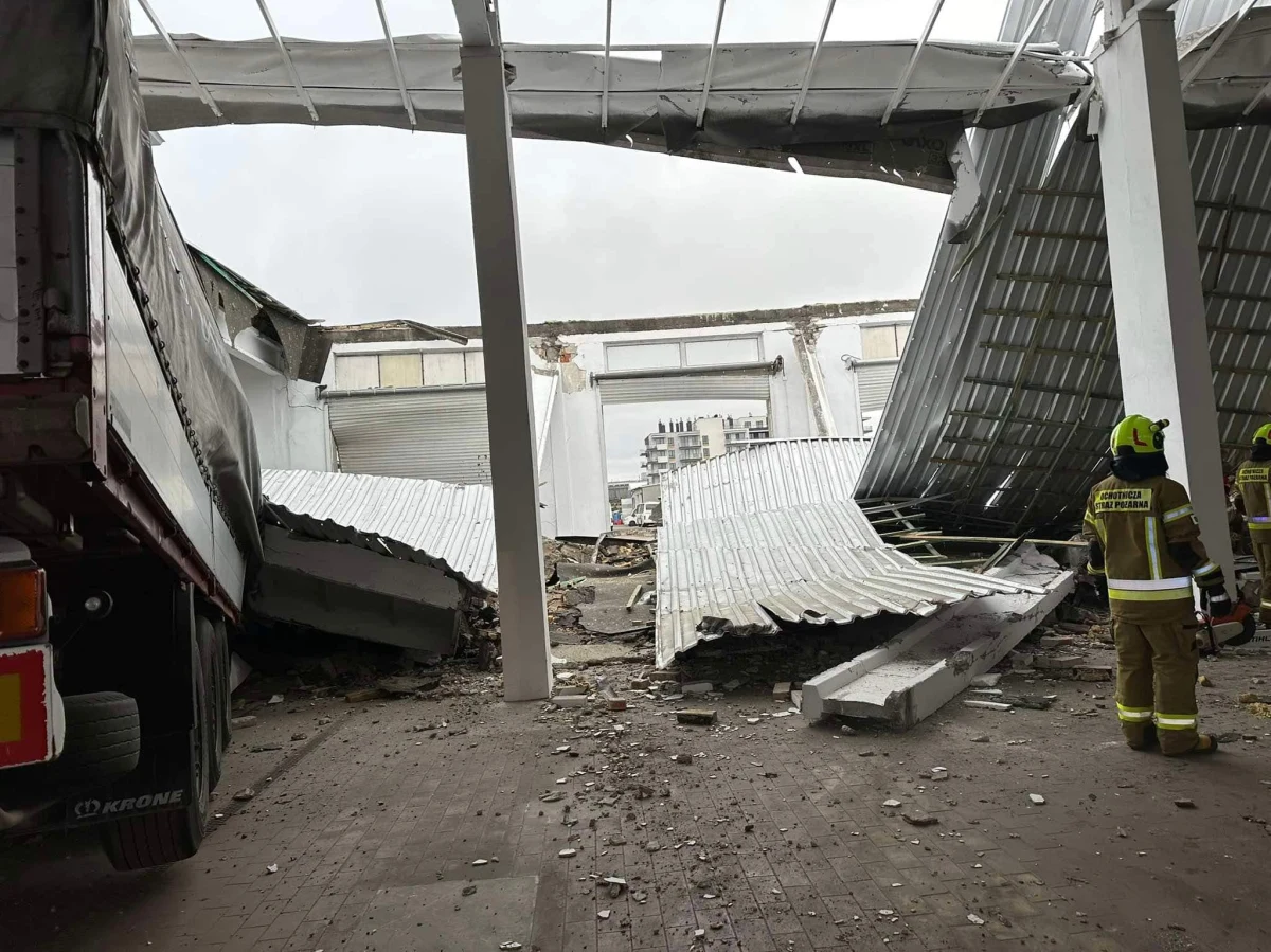 Dwie osoby zginęły w wyniku zawalenia się dachu hali w centrum Mławy. Ranni wydobyci spod gruzów trafili pod opiekę lekarzy. Teraz, jak informują służby, operacja ratownicza została zakończona.