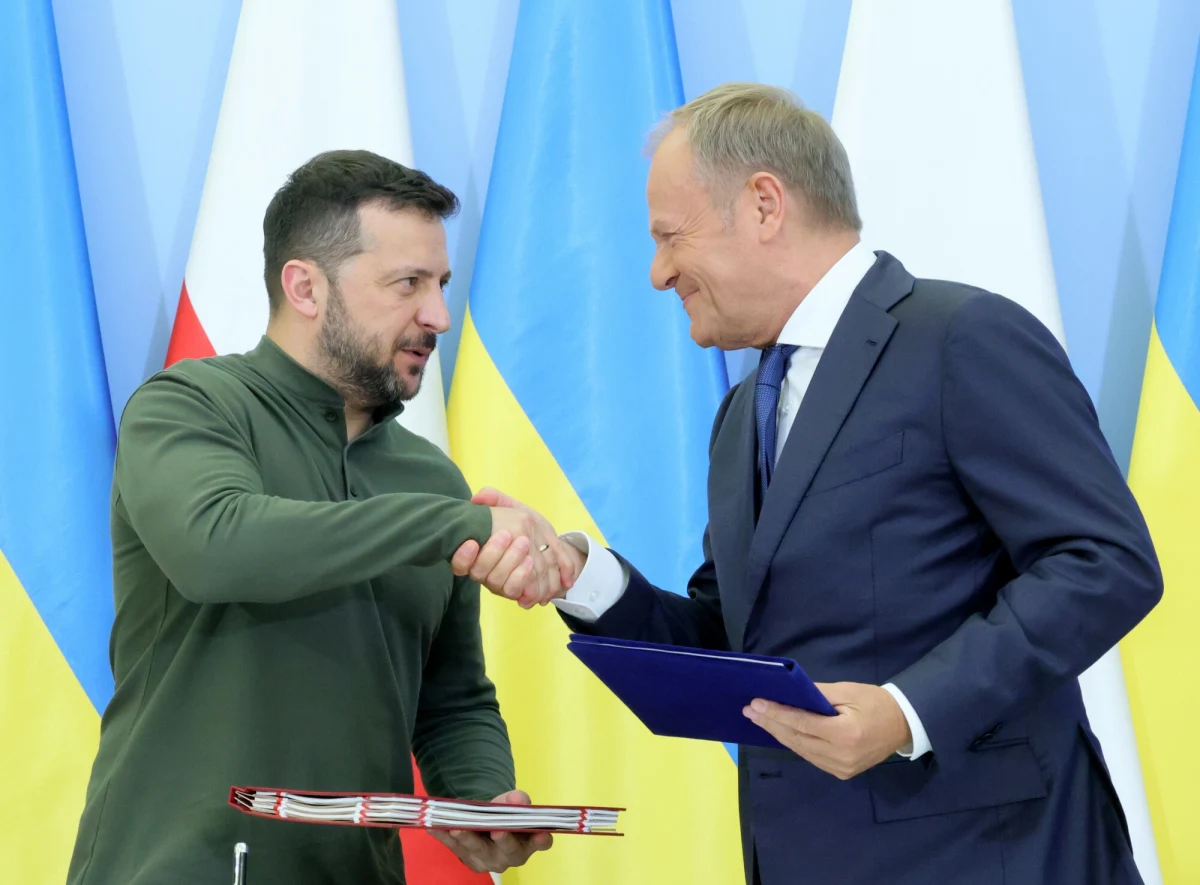 O telefonicznej rozmowie z premierem Donaldem Tuskiem poinformował dzisiaj w mediach społecznościowych prezydent Ukrainy Wołodymyr Zełenski. Politycy rozmawiali o nowych pakietach wsparcia obronnego dla Kijowa i ukraińskich oczekiwaniach związanych z polską prezydencją w UE. Premier Tusk rozmawiał także z premierem Kanady Justinem Trudeau. Przypomniał, że w przyszłym tygodniu w Szwecji odbędzie się spotkanie w "nadzwyczajnym formacie: państwa skandynawskie plus bałtyckie plus Polska". "Zachód musi mieć jednolite stanowisko dotyczące wsparcia Ukrainy i wspólnego bezpieczeństwa" - podkreślił Tusk.