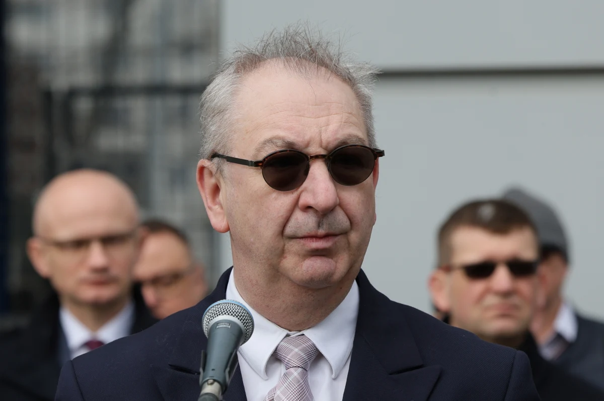 "Zastępcy prokuratora generalnego Robertowi Hernandowi postanowiono przedstawić zarzut popełnienia przewinienia dyscyplinarnego uchybienia godności urzędu" - poinformowała w środę Prokuratura Krajowa. Chodzi o zdarzenia z 12 stycznia związane z odsunięciem prokuratora krajowego Dariusza Barskiego. Hernand nagrał rozmowę z Adamem Bodnarem bez jego zgody. Nagranie trafiło później do sieci, co według PK "naraziło prokuratora generalnego, z uwagi na sposób i okoliczności prowadzonej rozmowy, na publiczną dyskredytację oraz na szwank społeczne postrzeganie organu prokuratury".